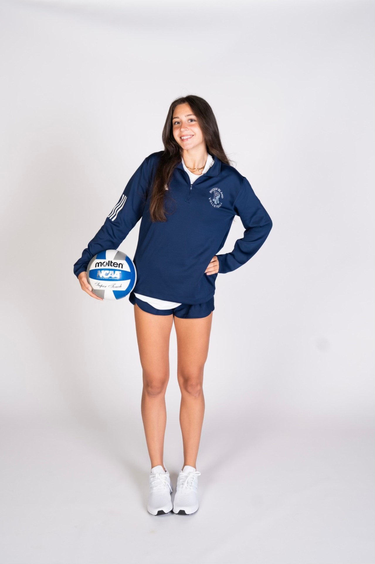 Begüm Ezgi Karabulut holding a volleyball